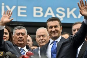 Bir paketin i&ccedil;inde deste deste dolar