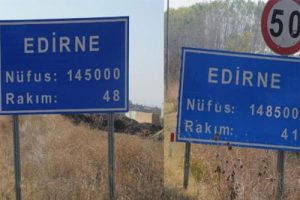 Karayollarından birbiri ile &ccedil;elişen tabela