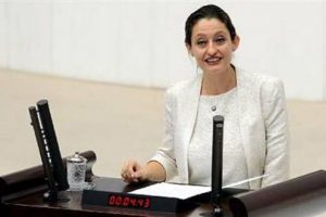 İstediği zaman pantolonla gelebilir
