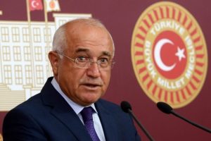 &Ccedil;i&ccedil;ek, "Sayın Pavey ne zaman isterse pantolonla gelebilir"