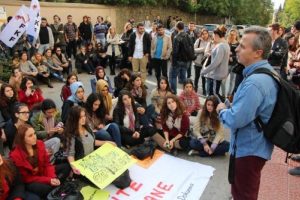 Kovulan &ouml;ğretmenleriyle sokakta ders yaptılar