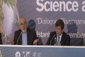 Davutoğlu'nun mikrofon refleksi