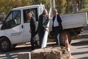 Elektrik direği aracın &uuml;zerine devrildi