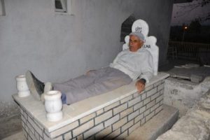 Kendi mezarını yaptırdı, &ouml;l&uuml;m provası yapıyor
