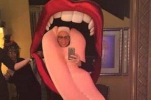 Miley'nin dili oldu