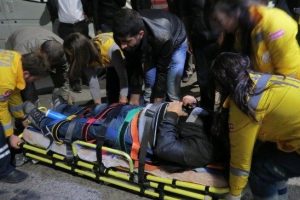 Otomobil kaldırıma &ccedil;ıktı, yayalara &ccedil;arptı