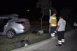 Otomobil, hemzemin ge&ccedil;idin bariyerine &ccedil;arptı