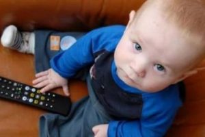 &Ccedil;ocuğa, TV karşısında yemek yedirmeyin