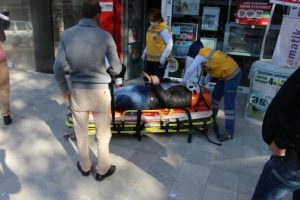 &Ccedil;alışanın ellerini kablo ile bağlayıp soydular