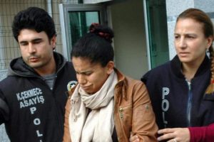 Yakalanınca polislerin arasında yaş d&ouml;kt&uuml;