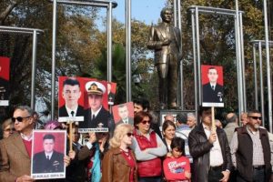 H&uuml;k&uuml;ml&uuml; subay ve astsubay eşleri 'sessiz &ccedil;ığlık' buluşması