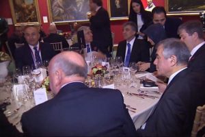 Tatlı Dil Formu'nun gala yemeğine katıldı