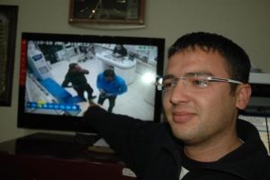 Tezgahtarı oyalayıp vitrindeki telefonu &ccedil;aldılar