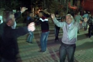 Oğlunun kına gecesinde &ouml;ld&uuml;