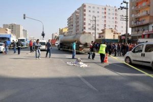 TIR'ın altında feci &ouml;l&uuml;m