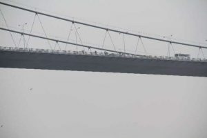 Boğazda intihara teşebb&uuml;s trafiği kilitledi