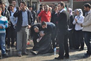 Ters y&ouml;nden gelen motosiklet kadını yaraladı