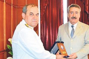 Deniz Kuvvetleri'nde ast &uuml;st oldu!