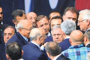 Aziz Yıldırım'ın &ccedil;ıldırdığı anlar