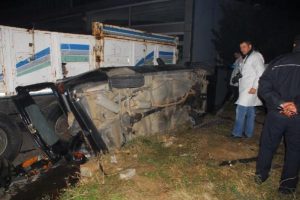 Park halindeki 3 araca &ccedil;arparak hayatını kaybetti