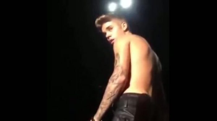 Justin Bieber'a su şişesi attılar