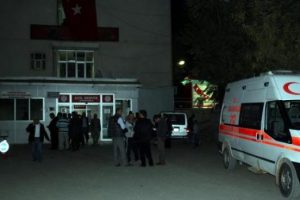Minib&uuml;s şarampole yuvarlandı: 2 &ouml;l&uuml;, 4 yaralı