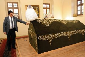 Şehit padişahın iki kabrine de aynı &ouml;rt&uuml;