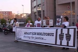 Gazetecilerden 'duran adam' eylemi