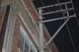 Elektrik direğinde mahsur kalan kedi kurtarıldı