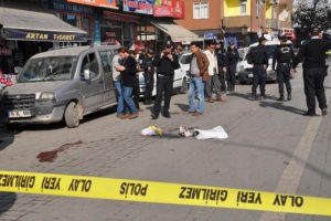 Caddenin ortasında eşe bı&ccedil;aklı saldırı