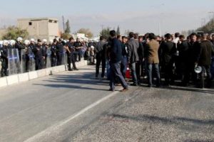 Kavşak i&ccedil;in yolu kapattılar