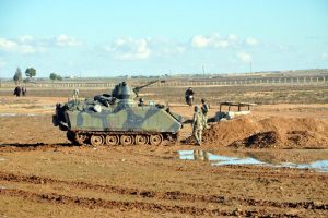 Suriye'den a&ccedil;ılan ateş askeri araca isabet etti