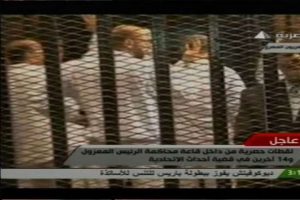 Mursi'nin mahkeme g&ouml;r&uuml;nt&uuml;leri yayınlandı