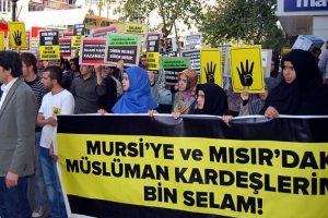 Mursi'nin yargılanmasına protesto