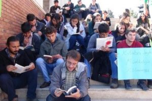 &Ouml;ğrencilerden kitaplı protesto