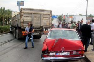 Seyir halindeki kamyonun tekerleği fırladı