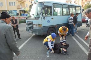 Minib&uuml;s yayaya &ccedil;arptı