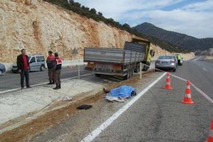 TIR'ın &ouml;n&uuml;ne atlayarak intihar etti