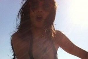 T&uuml;rk vekilin bikinisine taktılar