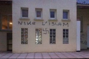 Cami duvarına gamalı ha&ccedil;