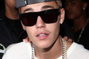 Bieber'a su şişesi attılar