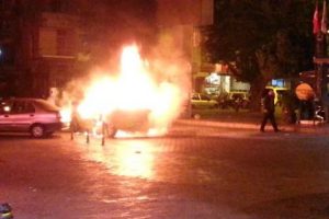 Kardeşini bı&ccedil;aklayan taksicinin aracını yaktı