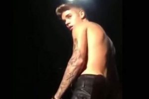 Bieber'e atılan su şişesi konseri yarım bıraktırdı...