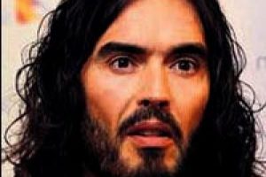 Russell Brand durmak bilmiyor...