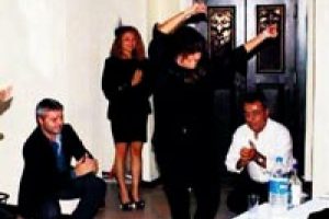 N&uuml;khet Duru'dan zeybek şov!
