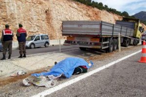 TIR'ın &ouml;n&uuml;ne atlayarak intihar etti