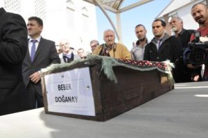 Berk bebeğin cenazesine g&ouml;lc&uuml;kl&uuml;ler sahip &ccedil;ıktı