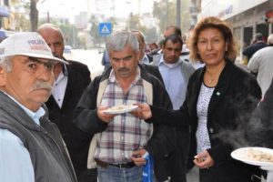 Ecevit'in &ouml;l&uuml;m yıl d&ouml;n&uuml;m&uuml;nde pilav dağıttılar