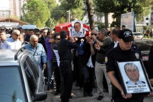 Polisten 'mandallı' protesto