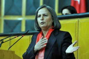 "K&uuml;rtler resmi olarak T&uuml;rkiye'nin komşusudur"